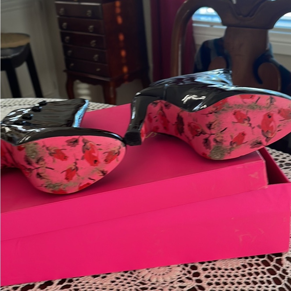 Betsey Johnson patent leather boots 7.5M. - Picture 5 of 6